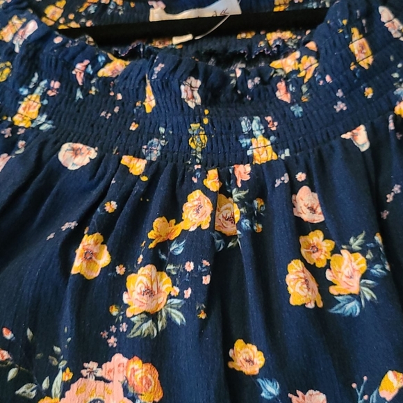 Off the shoulder  Size Medium top - Picture 4 of 4